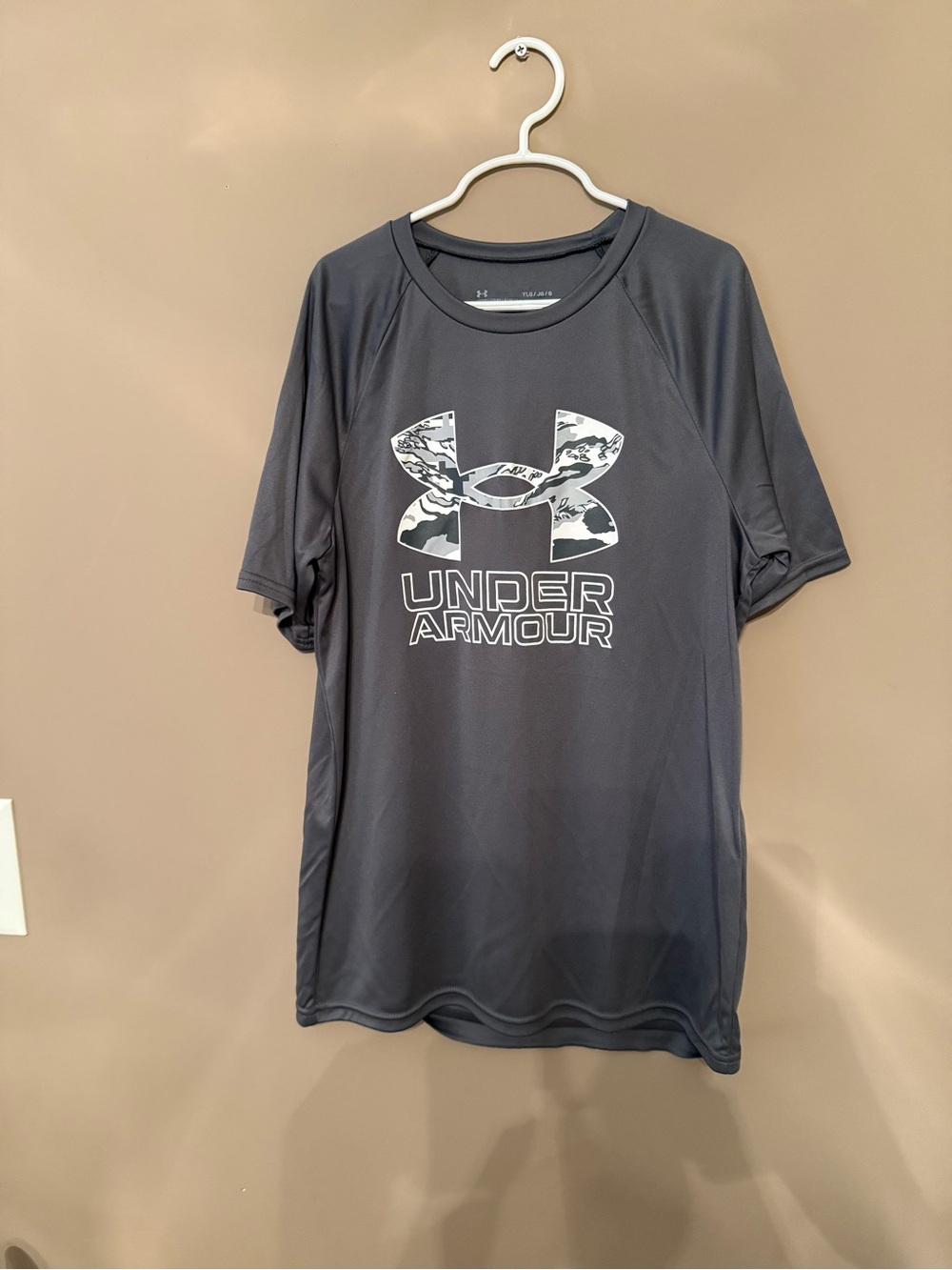 Boys Under Armour brand shirt in excellent condition, size youth large.
